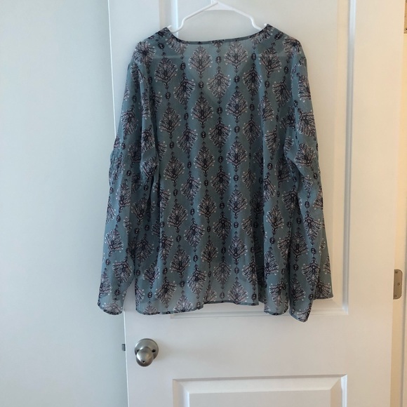 Maurices Size 1 (16-18) Sheer Print Blouse w/bell sleeve and grommet tie front. - Picture 6 of 8